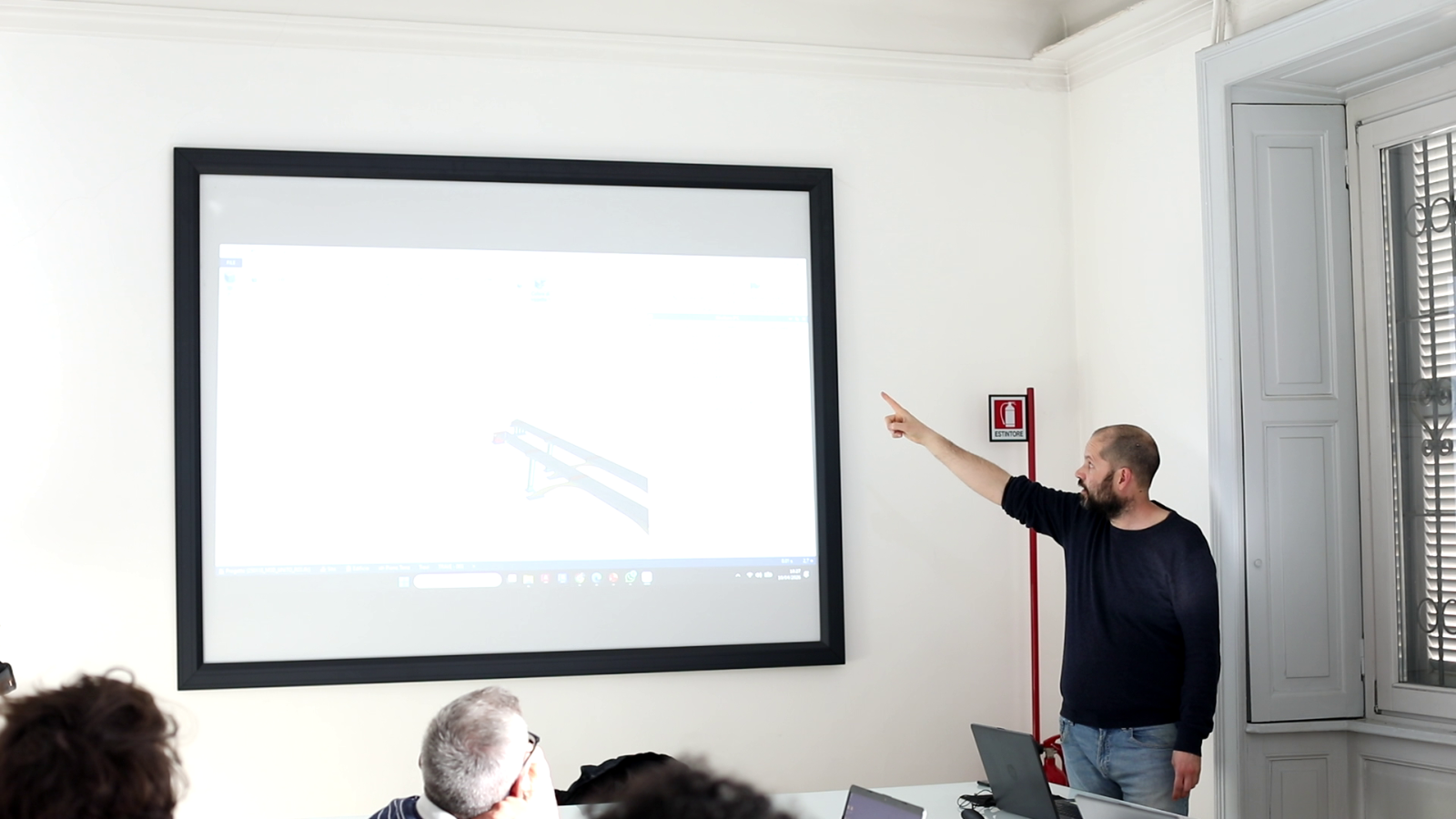 Arch. Fabio Vanerio durante una lezione di formazione BIM in aula